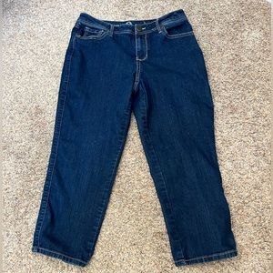 ⭐️EUC - W62 Classic Fit Woman's Size 6 Capris Dark Denim Jeans